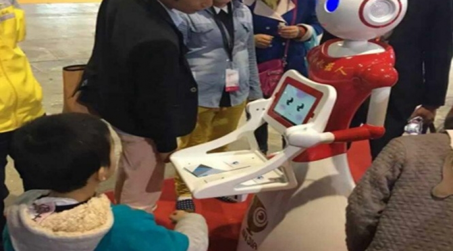 暑假來花灣，春晚機器人陪你過(guò)